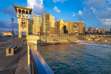 Ägypten, Alexandria, Stanley-Brücke und Strand bei Sonnenuntergang - TAMF02335