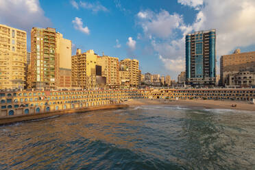 Ägypten, Alexandria, Stadtbild mit Stanley-Strand bei Sonnenuntergang - TAMF02336