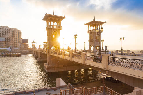 Ägypten, Alexandria, Stanley-Brücke bei Sonnenuntergang - TAMF02338