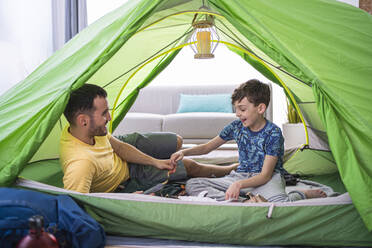 Vater und Sohn sitzen im Zelt zu Hause - SNF00377