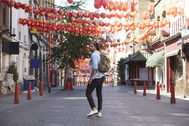 Junger Mann geht auf der Straße, Chinatown, London, UK - PMF01127