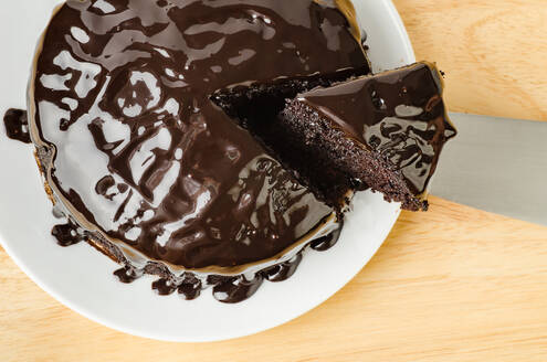 Nahaufnahme von Schokoladenkuchen auf dem Tisch - EYF07600