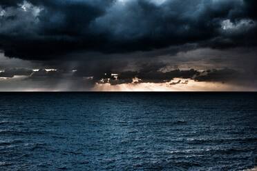 Scenic Blick auf das Meer gegen Sturmwolken - EYF07626