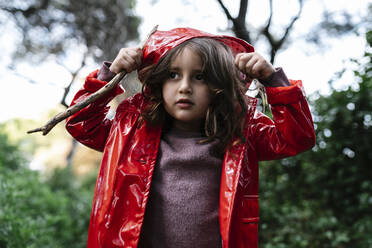 Mädchen mit roter Regenjacke und Kapuze im Wald - EGAF00271