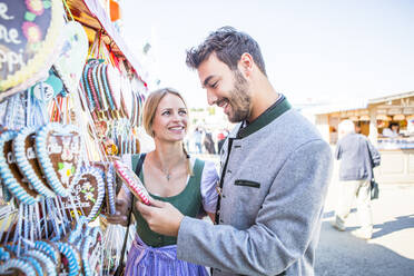 Junges Paar am Marktstand stehend - EYF07700