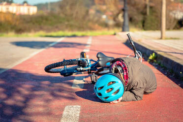 Junge mit Fahrrad auf Straße in Stadt gestürzt - EYF08067