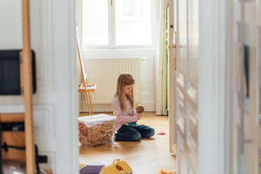 Mädchen spielt mit Puppe zu Hause - EYF08071