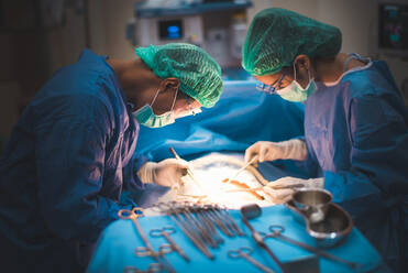Chirurgen bei der Durchführung einer Operation im Operationssaal - EYF08105