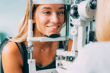 Optometrist untersucht Patient in der Klinik - EYF08129