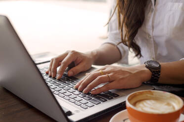 Midsection der Geschäftsfrau mit Laptop im Büro - EYF08146