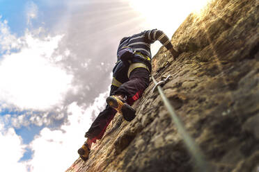 Low Angle View Of Man Klettern auf Rock Formation - EYF08184