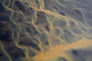 Luftaufnahme der verzweigten orangefarbenen Flüsse in Südisland - CAVF85753