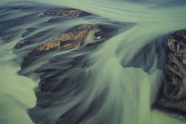 Luftaufnahme von verzweigten Flüssen in Südisland - CAVF85755