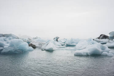 Gletscherlagune Jokulsarlon in der Abenddämmerung - CAVF85803