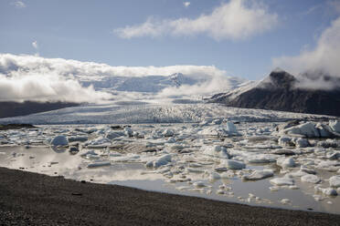 Gletscherlagune Jokulsarlon mit Gletscher im Hintergrund - CAVF85813