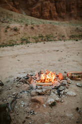 Orange Flammen eines Lagerfeuers auf einem Feldweg im Goblin Valley Utah - CAVF85861