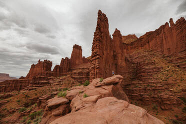 Wandern bei Fisher Towers unter bewölktem Himmel in der Nähe von Moab Utah - CAVF85863