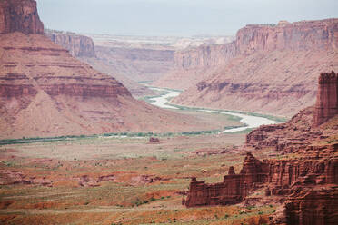 Canyonwände aus rotem Sandstein und der Colorado River in der Nähe von Moab, Utah - CAVF85869