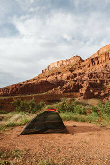 Schwarzes Zelt ohne Regenüberzug unter den roten Felsen in der Nähe von Moab Utah aufgestellt - CAVF85878