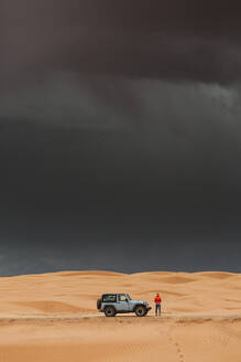 Dunkle Stürme Wolken und regen über Sanddünen und Jeep in utah Wüste - CAVF85912