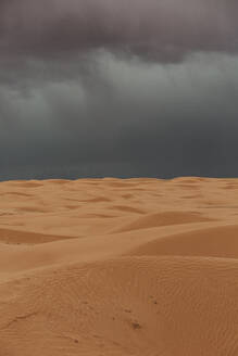 Sanddünen unter stürmischen Regenwolken in der Wüste von Canyonlands Utah - CAVF85919