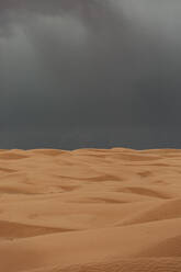 Goldene Sanddünen an einem seltenen Regentag in der Wüste von Utah - CAVF85921