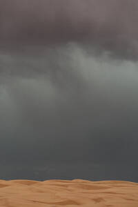 Regenwolken über goldenen Sanddünen auf blm-Land in der Wüste von Utah - CAVF85922