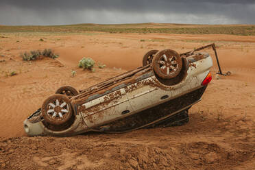 Upside down subaru flipped off road in der gefährlichen Wüste von utah - CAVF85929