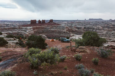Zeltplatz mit Jeep und orangefarbenem Zelt im Labyrinth der Canyonlands in Utah - CAVF85933