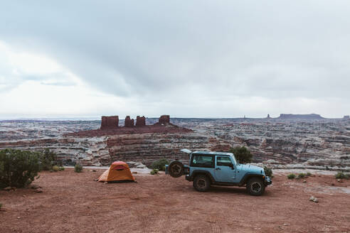 Campingplatz mit Blick auf die Maze-Schokoladentropfen in Canyonlands Utah - CAVF85934