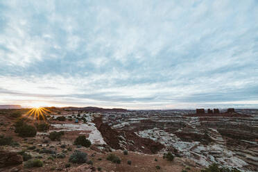 Die Sonne geht über The Maze auf, einem Teil des Canyonlands-Nationalparks in Utah - CAVF85938