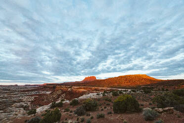 Das erste Licht fällt auf die roten Sandsteinfelsen über The Maze, Canyonlands Utah - CAVF85939