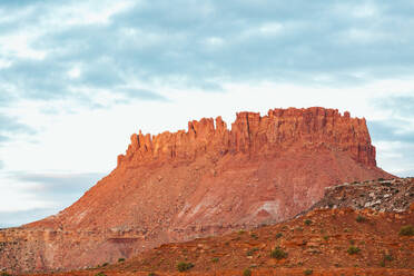 Morgenlicht färbt roten Sandstein in den Canyonlands golden - CAVF85946