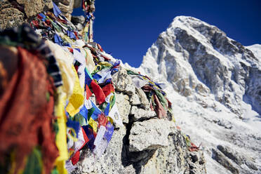 Gebetsfahnen auf dem Gipfel des Kala Patthar - CAVF86029