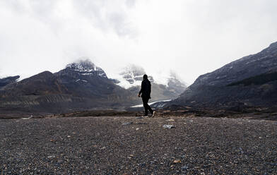 Einsamer Mann wandert in dramatischen Berggipfeln - CAVF86035