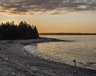 Sonnenaufgang am Seawall Beach, Acadia National Park, Maine - CAVF86038