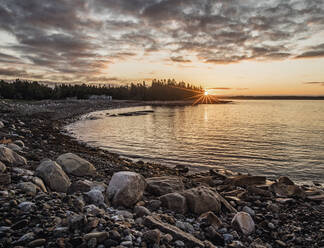 Sonnenaufgang über einem Strand an der zerklüfteten Küste von Maine, Acadia National Park. - CAVF86044