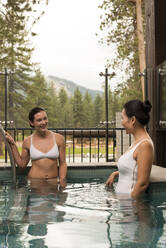 Zwei Frauen genießen den Whirlpool im Edgewood Resort in Stateline, Nevada. - CAVF86055