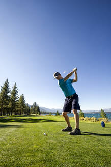 Ein Mann beim Abschlag in Edgewood Tahoe in Stateline, Nevada. - CAVF86063