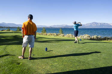 Zwei Männer spielen Golf in Edgewood Tahoe in Stateline, Nevada. - CAVF86064