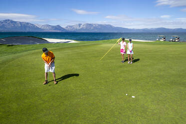 Drei Personen spielen Golf in Edgewood Tahoe in Stateline, Nevada. - CAVF86066