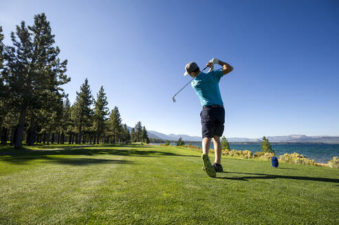 Ein Mann beim Abschlag in Edgewood Tahoe in Stateline, Nevada. - CAVF86067