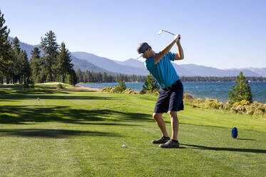 Ein Mann beim Abschlag in Edgewood Tahoe in Stateline, Nevada. - CAVF86068