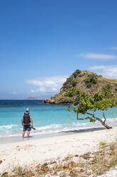 Ein Fotograf am Pink Beach im Komodo-Nationalpark, Indonesien. - CAVF86072