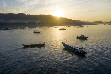 Sonnenaufgang über dem Fischerdorf Kuta, Lombok, Indonesien. - CAVF86075