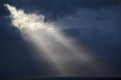 Sonnenstrahl in den patagonischen Fjorden - CAVF86108