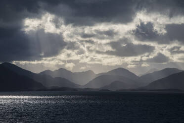 Dramatischer Himmel über den patagonischen Fjorden - CAVF86110