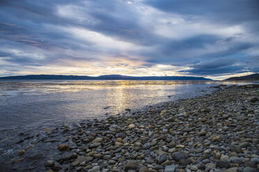 Sonnenuntergang über dem Beagle-Kanal, Tierra del Fuego, Argentinien - CAVF86127