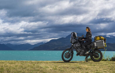 Frau auf einem Enduro-Touring-Motorrad am Lago Rio Tranquillo - CAVF86158