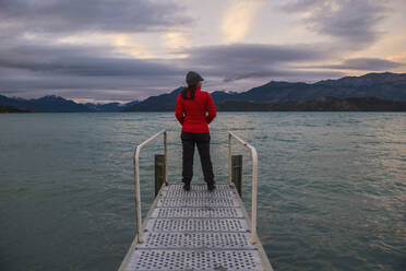 Frau auf dem Steg am Lago Rio Tranquillo, Carretera Austral - CAVF86165